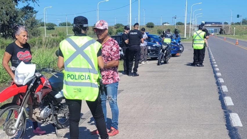 RedSegVial's tweet photo. #SantaFe #Recreo
🚔Realizamos un operativo en #AvCircunvalaciónOeste y #RP70  con la utilización de drones que nos permiten detectar conductas de riesgo y abordarlas en forma inmediata.

▪️80 vehiculos fiscalizados.
▪️2 motos remitidas.
▪️ 1 procedimiento por licencia apócrifa. https://t.co/4Qysy70QFx