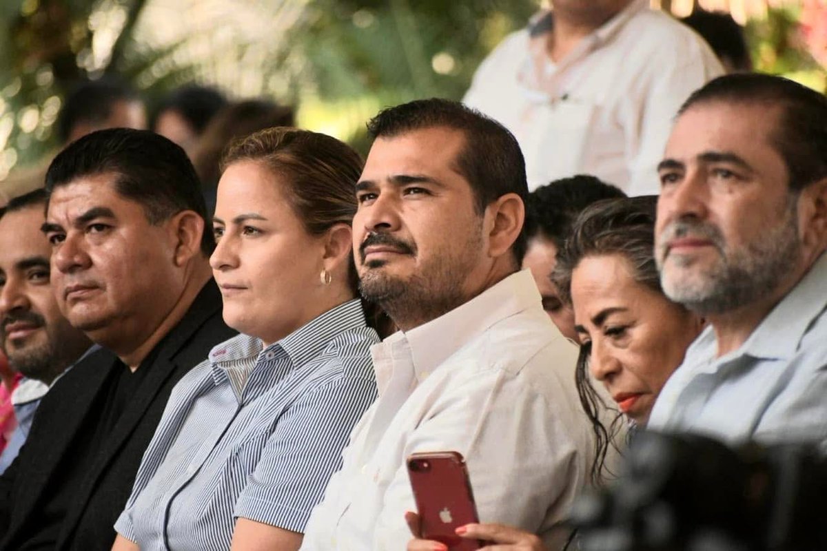 Un gusto el poder saludar y acompañar a la Gobernadora del Estado de #Morelos <a href="/margarita_gs/">Margarita González Saravia</a>  en la entrega de escrituras a familias morelenses, entre los beneficiados nuestro querido #Jiutepec , a partir de esta entrega contarán con la certeza jurídica sobre su propiedad.