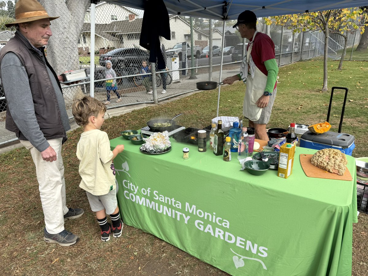 Airport2Park's tweet photo. Celebrating the two-year anniversary of Santa Monica Marine Park Community Garden!
#CommunityGarden #UrbanForest #urbanagriculture #gardeninspiration #GrowTogether #PlantingForTheFuture #SustainableWorks #HealthyParksHealthyPeople #SaMoParks https://t.co/7SorOVWnRW