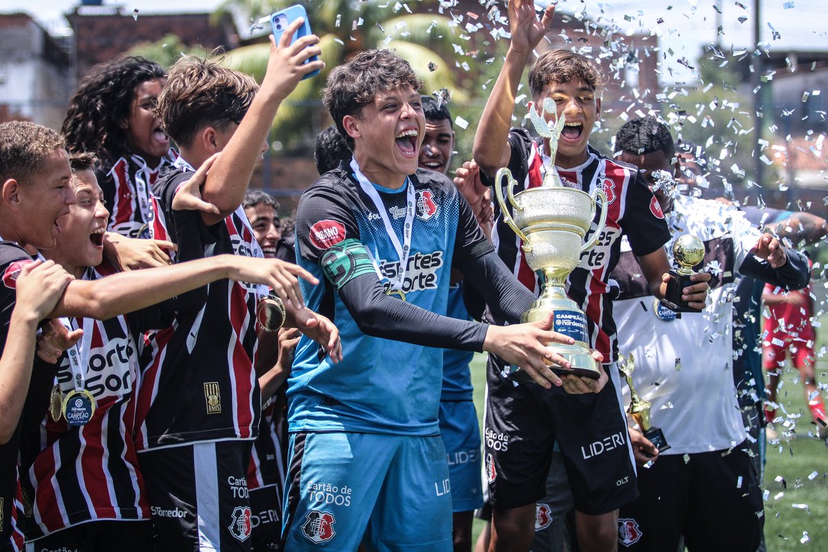 SantaCruzFC's tweet photo. 🏆🏆 Dois títulos em uma manhã! A base coral brilhou na Superliga do Nordeste 2024. O Sub-14 venceu o QFC por 2x1, com gols de Everson e Matheus, enquanto o Sub-16 superou o América-RN por 1x0, com gol decisivo de José Antônio. (+)

📸: @fotografaevelyn https://t.co/zN07dWas5X