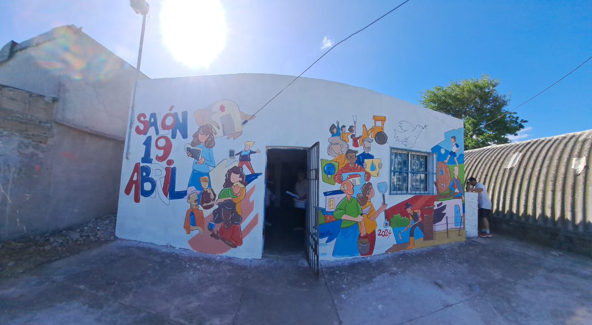 florencia208ok's tweet photo. Hoy tuvimos una hermosa jornada ,pintamos la fachada de nuestro salón comunal #19deabril muchísimas gracias por el apoyo de siempre #PlanABC  territorios @montevideoIM  @morenoseba0212 @Coolifata https://t.co/1zj1Vx14xI
