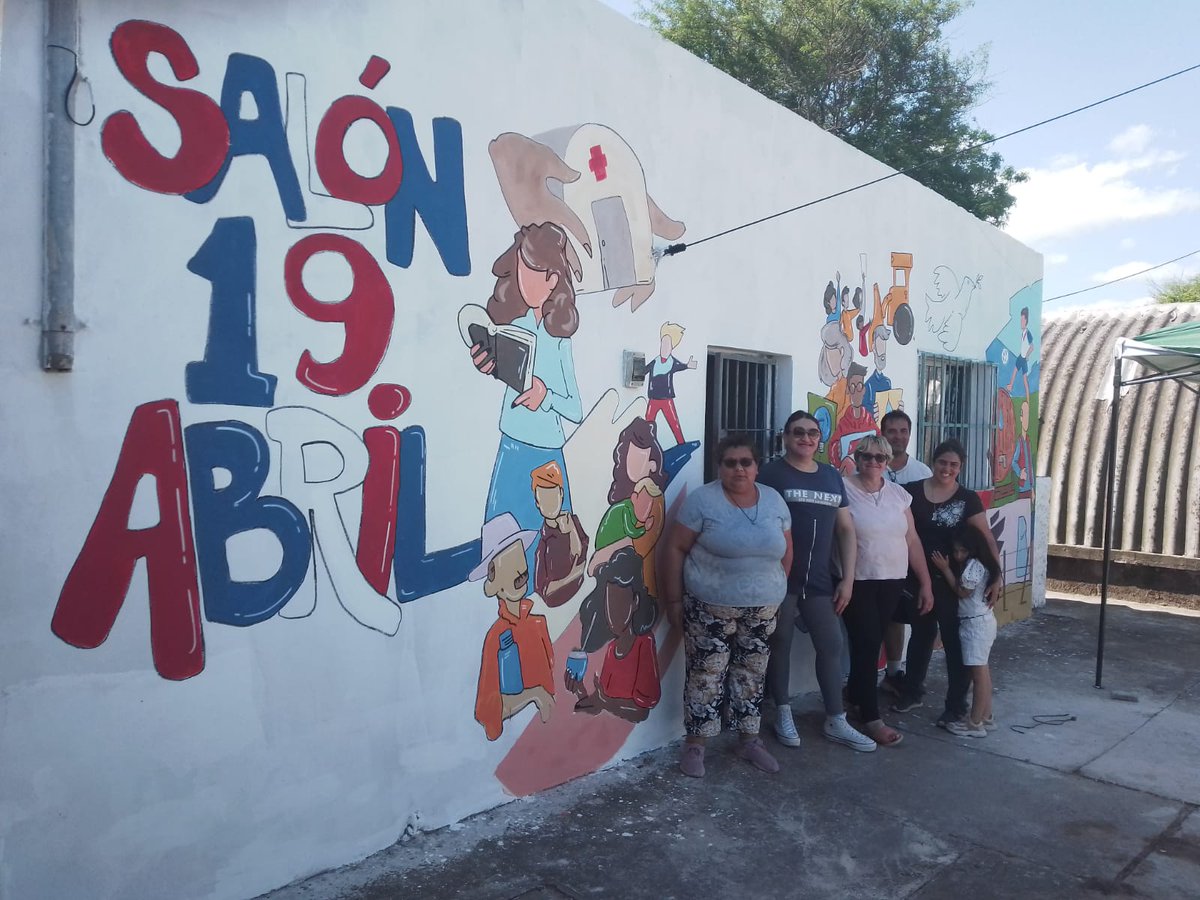 florencia208ok's tweet photo. Hoy tuvimos una hermosa jornada ,pintamos la fachada de nuestro salón comunal #19deabril muchísimas gracias por el apoyo de siempre #PlanABC  territorios @montevideoIM  @morenoseba0212 @Coolifata https://t.co/1zj1Vx14xI