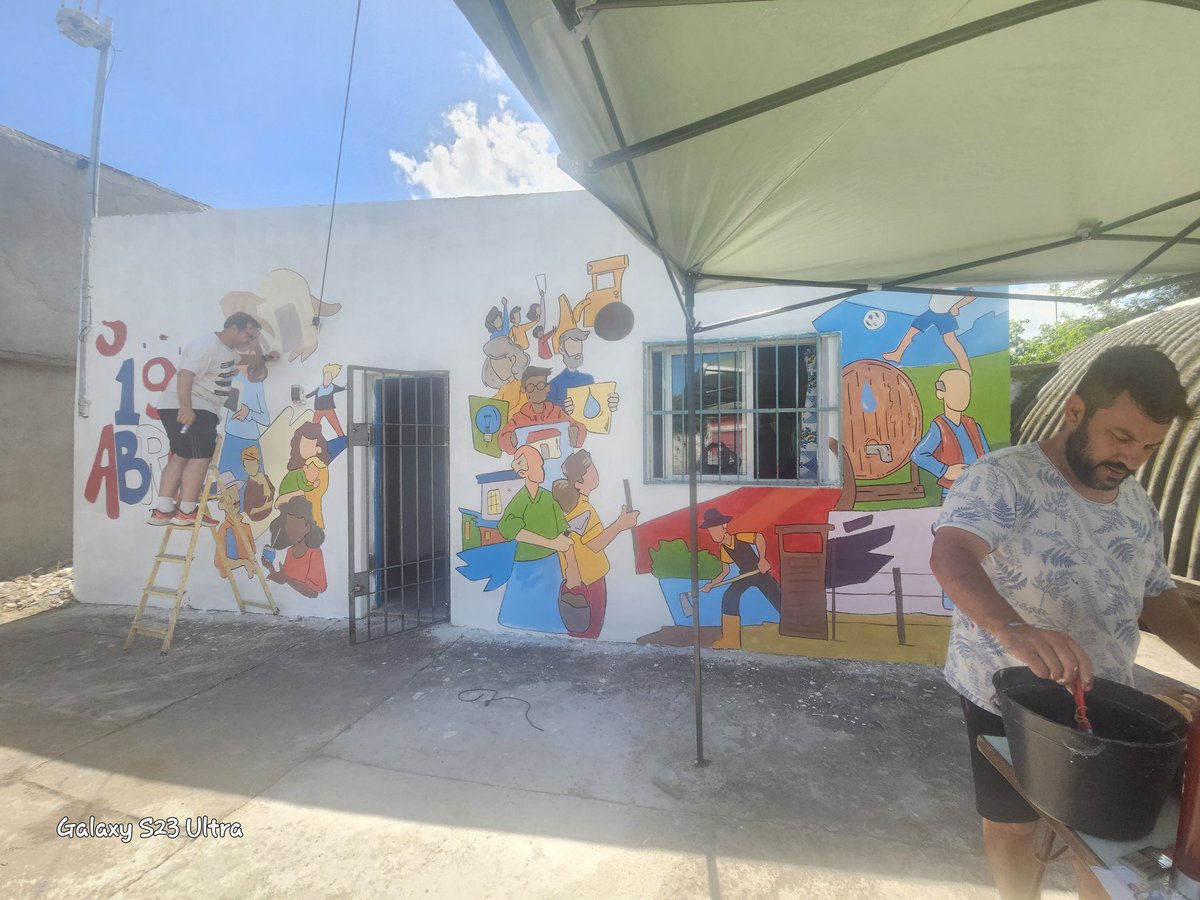 florencia208ok's tweet photo. Hoy tuvimos una hermosa jornada ,pintamos la fachada de nuestro salón comunal #19deabril muchísimas gracias por el apoyo de siempre #PlanABC  territorios @montevideoIM  @morenoseba0212 @Coolifata https://t.co/1zj1Vx14xI