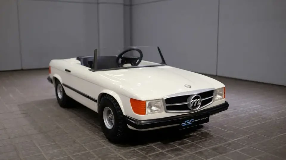 germanosalamex's tweet photo. #MiniMerc , fue fabricado por #Lorinser en 1984 tiene 1,765 mm de largo y 720 mm de ancho, motor de gasolina de 2,5 caballos de fuerza, freno de disco, 3 marchas (dos al frente y reversa) y un pedal de embrague real.
Alcanzaba una velocidad máxima de 25 km/h. 
¿Les suena? https://t.co/dss1RiJQ2F