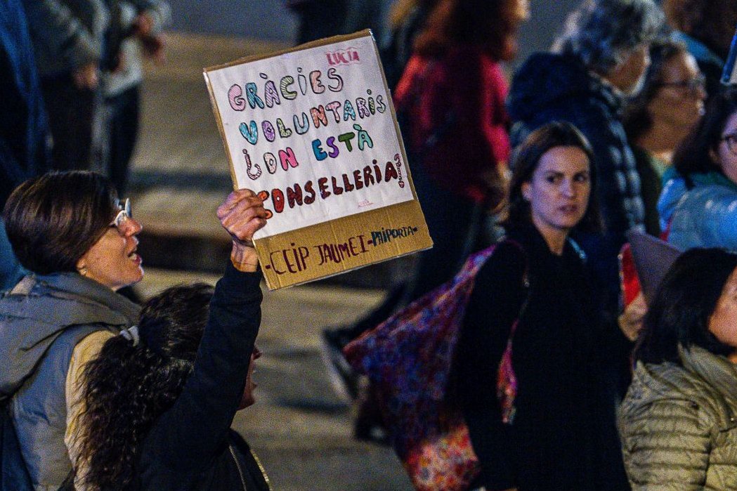 compromis's tweet photo. Mazón i Rovira han abandonat a l'alumnat, professorat i famílies des del primer moment de la DANA.

Si algunes escoles han tornat a obrir, ha sigut gràcies al treball de la comunitat educativa i els voluntaris, mai de la Generalitat.

Mazón dimissió. Rovira dimissió. https://t.co/urhPm8ffov