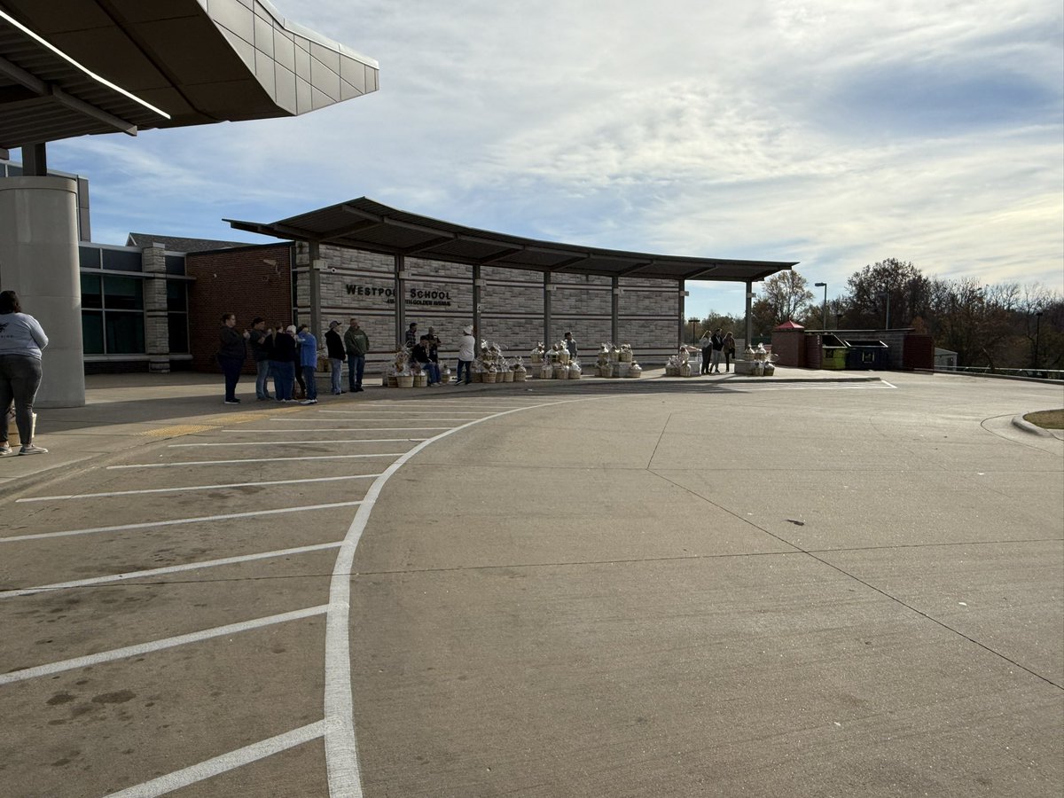 So proud of <a href="/westportcats/">Westport Wildcats</a> family spreading holiday love with Thanksgiving baskets from <a href="/jamesriver/">James River Church</a> Thank all of those who donated their time to this wonderful experience. #WildcatsLove2Learn