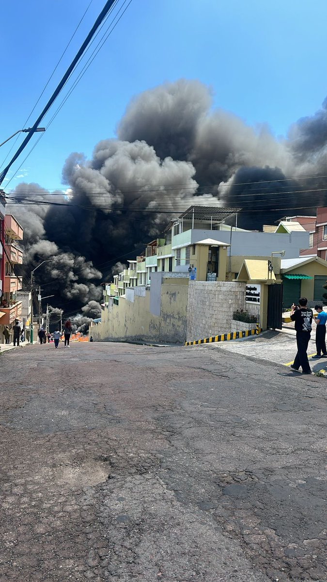 Sambonews_ecu's tweet photo. #URGENTE | Se reporta un incendio en la av. Simón Bolívar y Javier Loyola, sector Monjas. https://t.co/J0K5QBsrKa
