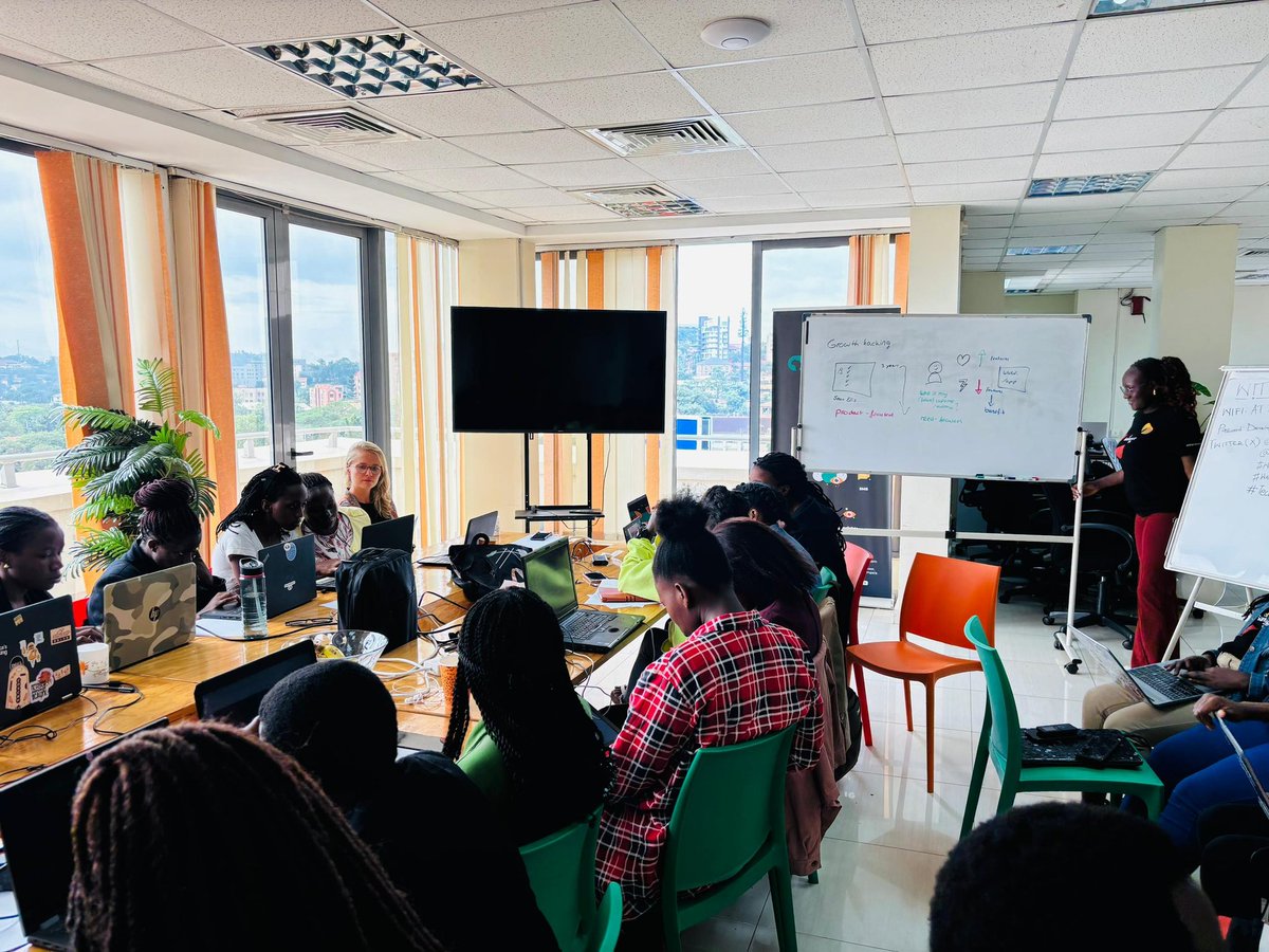 ATCommunityKla's tweet photo. Building with Passion
The energy in the room was electric as @HCFrancken broke down strategies for bridging the gap between what users need and the tools we create.
Women in tech aren’t just building websites and apps—they’re building relationships and solutions
#TechHerHome #WeLoveNerds #BuildWithAT @ATWomenInTech