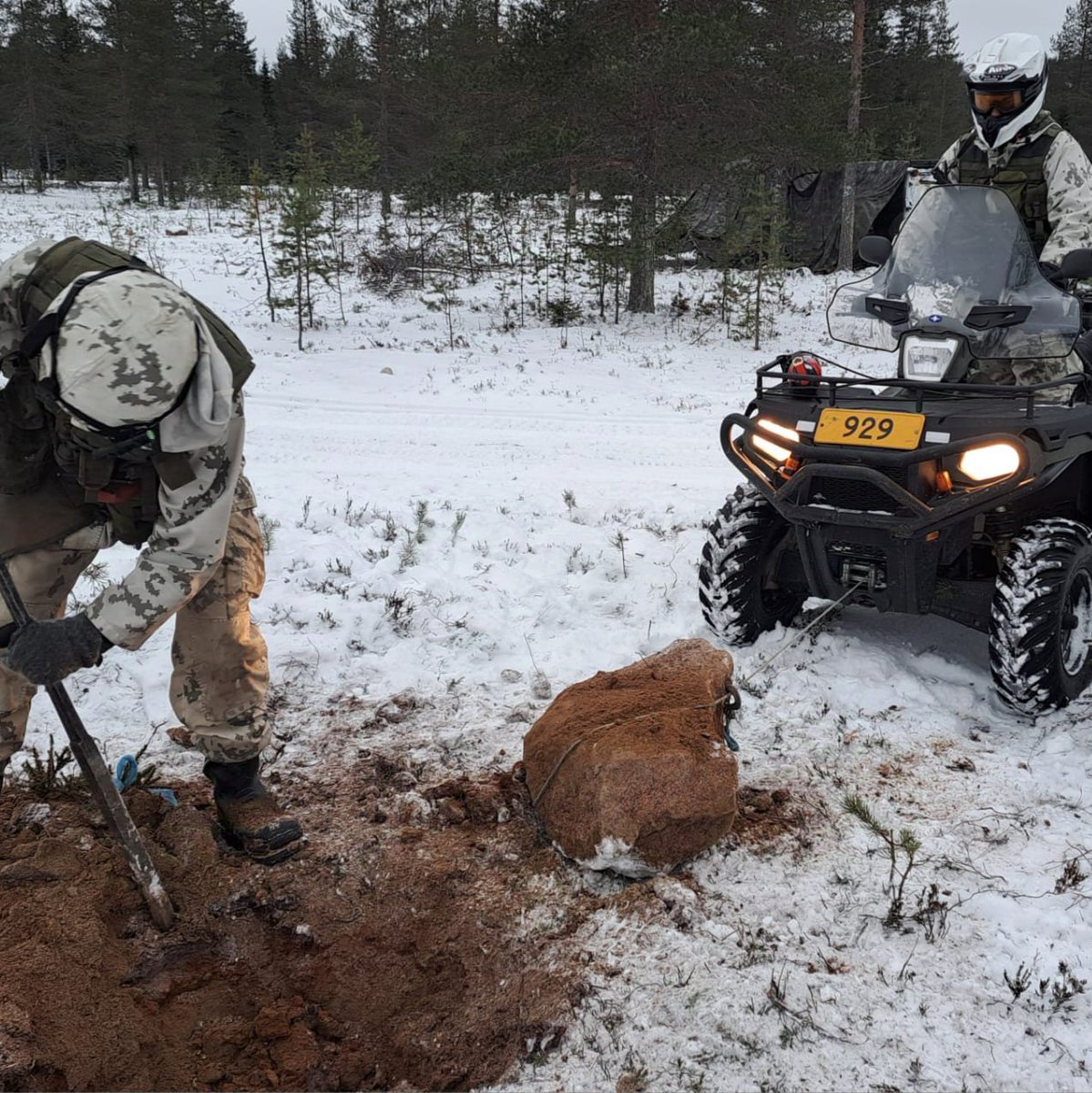 KainuunPR's tweet photo. Kranaatinheitinkomppaniamme on #LIST24-harjoituksessa Rovajärvellä. Ensin valmistellaan, sitten ammutaan ja lopuksi huolletaan, jotta ollaan #valmiinatukemaan.
#kaipr #kaitr #maavoimat #inttiarki #tulilähtee https://t.co/jAePJoSymz