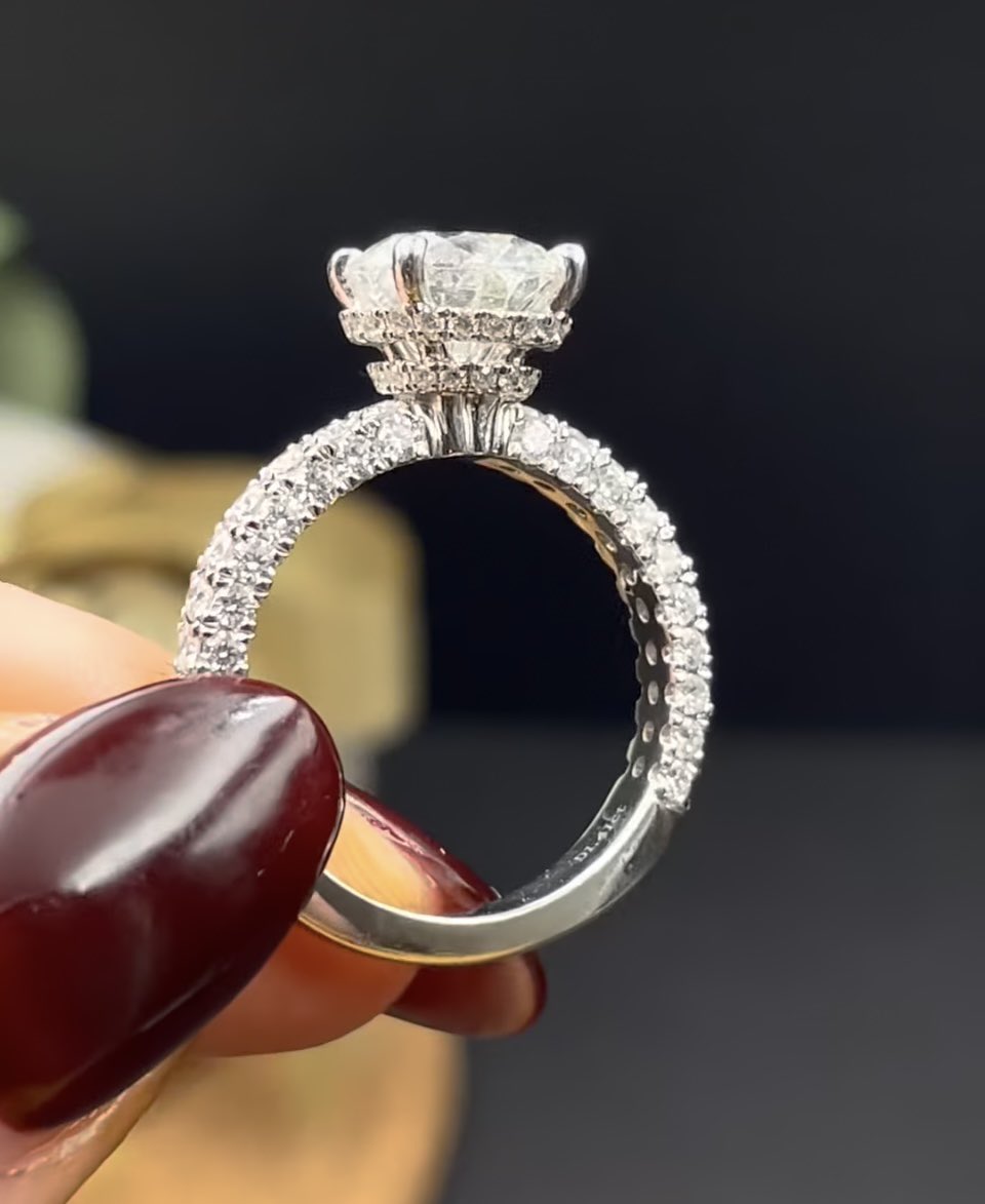MartinBinders's tweet photo. Double the sparkle, double the love 💕 

Add not one but TWO hidden halos to accent your round diamond engagement ring 💍 

#jewelrymaking #engagementring #diamondring #nwi https://t.co/koKAnSqnDL