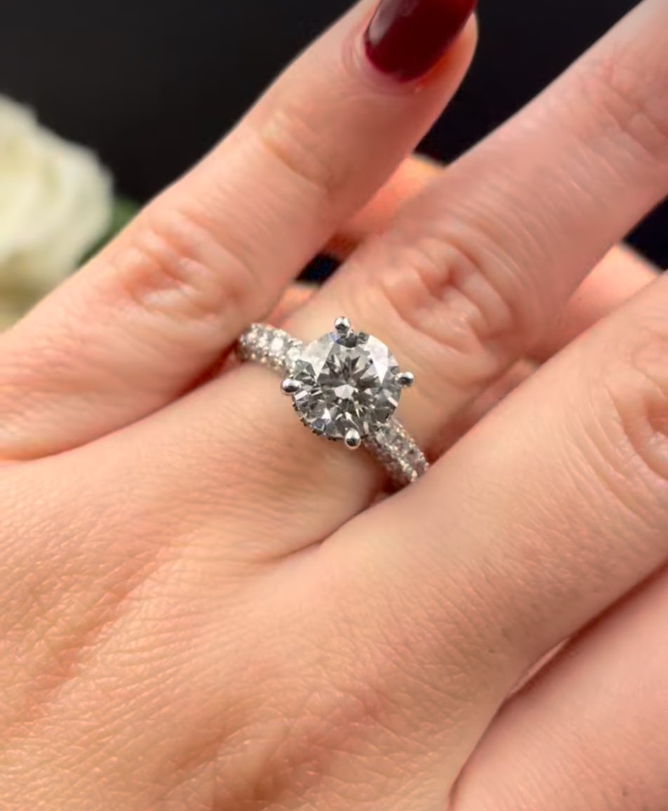 MartinBinders's tweet photo. Double the sparkle, double the love 💕 

Add not one but TWO hidden halos to accent your round diamond engagement ring 💍 

#jewelrymaking #engagementring #diamondring #nwi https://t.co/koKAnSqnDL