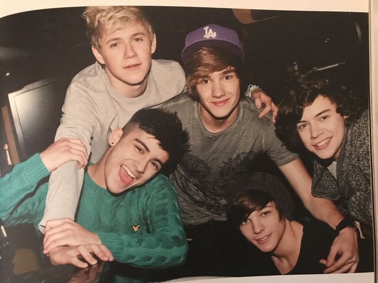 onedirectionH54's tweet photo. ولی تهه تهش یه غمه خاصی هست
حتی توی جامه دریدنامون
حتی توی فنگرلی کردنا و حمایت کردنامون
انگار تهه تهه وجودمون داد میزنه که کاش هیچوقت امشب اینجوری نمیرسید
#ZaynSTTSTour 
#ProudOfZayn https://t.co/14km8SbsTr