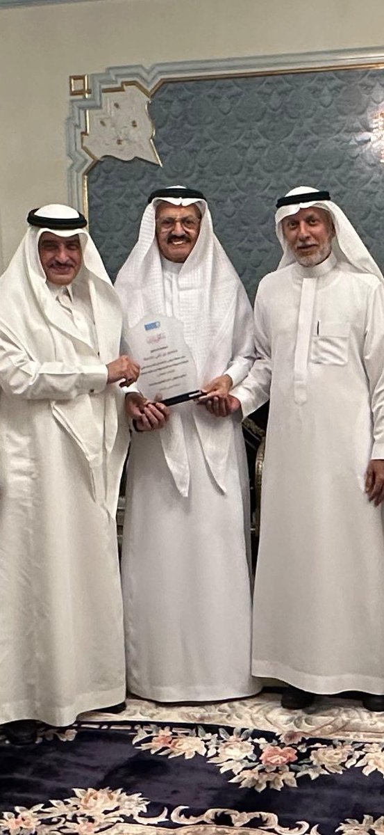 KSA_MCD_Alumni's tweet photo. ضمن مبادرة #لقاء_الوفاء، كرّمت اللجنة التأسيسية لرابطة خريجي الإعلام في #جامعة_ الملك_سعود، خرّيج الدفعة الأولى  أ.د. #منصور_كدسة هذا المساء في منزله. وسلمه درع التكريم، رئيس اللجنة #محمد_التونسي ونائب الرئيس د. #عادل_المكينزي https://t.co/jZH1iSCuDC