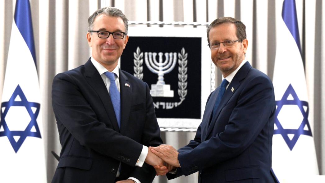 Stats for Lefties ๐๐ณ๏ธโโง๏ธ (@leftiestats) on Twitter photo โ๏ธBREAKING: Brits will have to fight to defend Israel, says the UK's Ambassador to Israel.
Ambassador Simon Walters said the UK "is prepared to put its own aircraft and its own personnel in harmโs way to defend Israel".
(Via <a href="/MiddleEastMnt/">Middle East Monitor</a>) โ๏ธBREAKING: Brits will have to fight to defend Israel, says the UK's Ambassador to Israel.
Ambassador Simon Walters said the UK "is prepared to put its own aircraft and its own personnel in harmโs way to defend Israel".
(Via <a href="/MiddleEastMnt/">Middle East Monitor</a>)