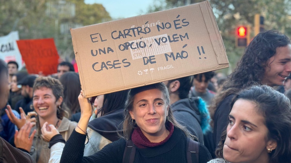 3CatInfo's tweet photo. D’“El cartró no és una opció, volem cases de maó” al “Vull poder viure a Barcelona, no visitar-la”: les pancartes de la manifestació del #23N https://t.co/q1JFldtQfF https://t.co/i9quz4XV7w