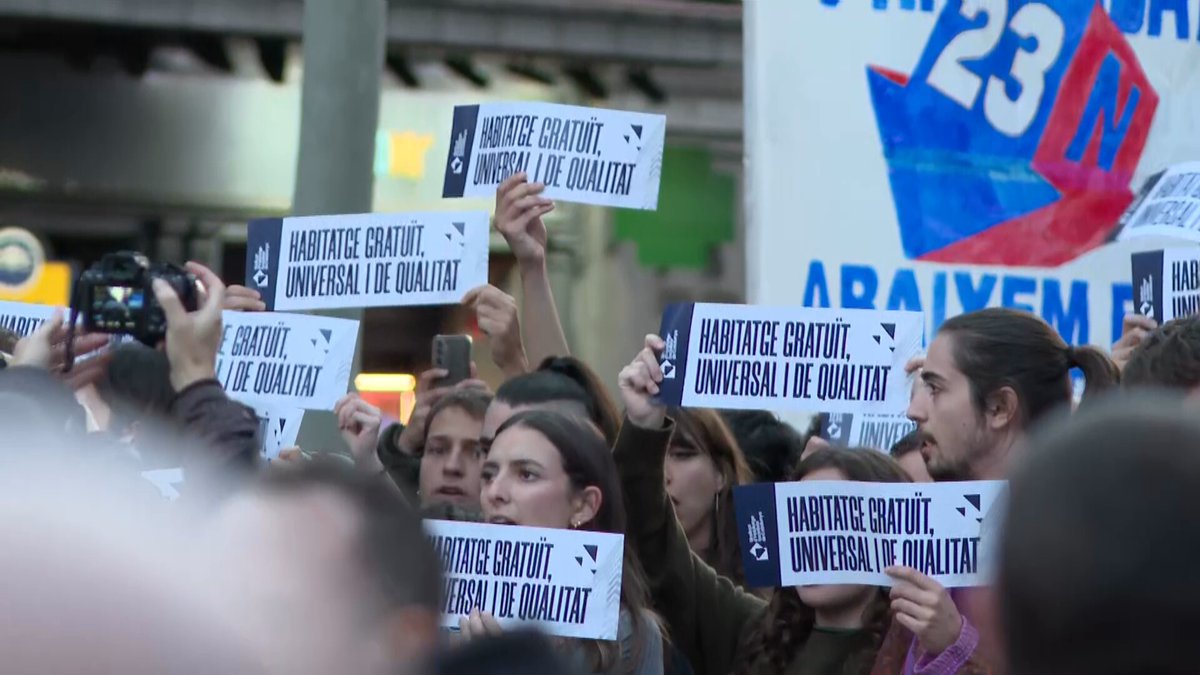 3CatInfo's tweet photo. D’“El cartró no és una opció, volem cases de maó” al “Vull poder viure a Barcelona, no visitar-la”: les pancartes de la manifestació del #23N https://t.co/q1JFldtQfF https://t.co/i9quz4XV7w