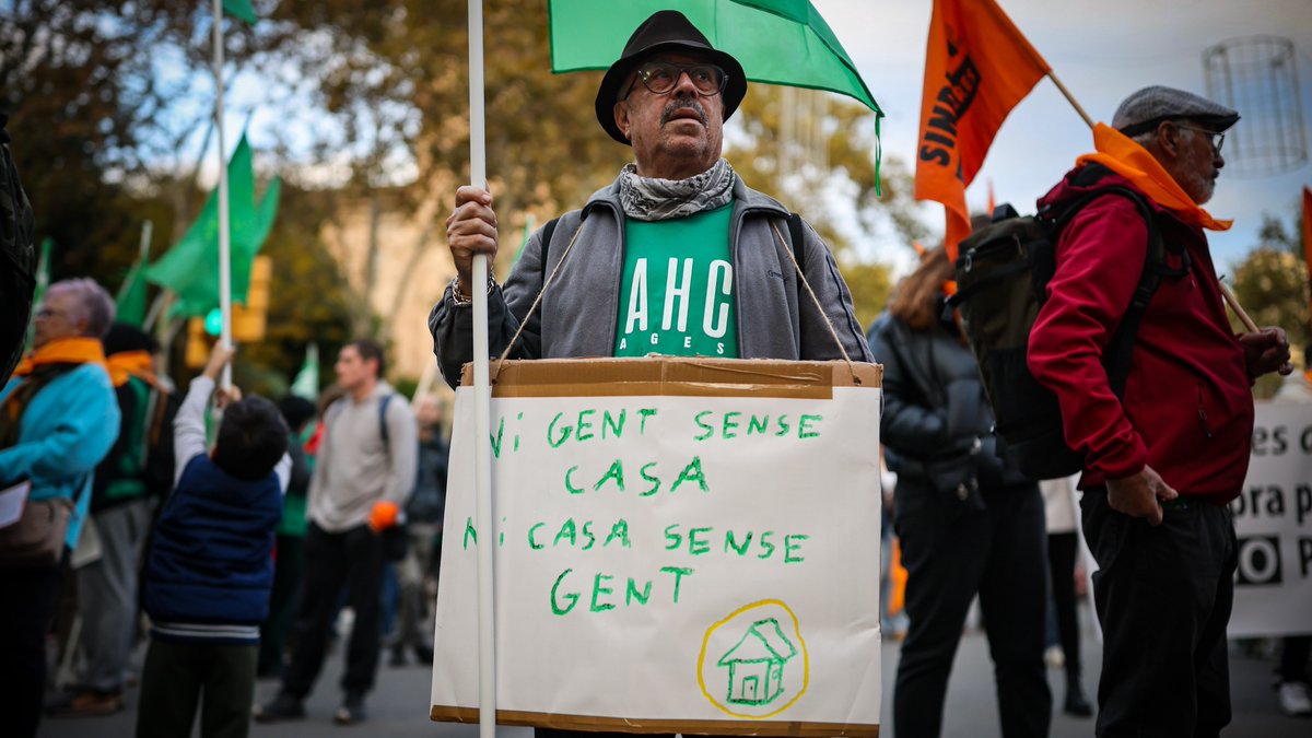 3CatInfo's tweet photo. D’“El cartró no és una opció, volem cases de maó” al “Vull poder viure a Barcelona, no visitar-la”: les pancartes de la manifestació del #23N https://t.co/q1JFldtQfF https://t.co/i9quz4XV7w