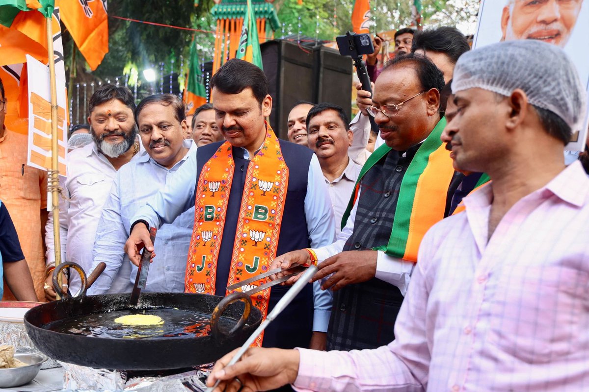 HsnewsBharat's tweet photo. देवेंद्र फडणवीस ने महायुति की महाविजय के बाद मुंबई में भाजपा पार्टी कार्यालय के बाहर कार्यकर्ताओं के साथ जलेबी बनाई।
@Dev_Fadnavis #Jalebi @CMOMaharashtra @BJP4Maharashtra 
#MaharashtraElectionResults https://t.co/UakBstGe7l