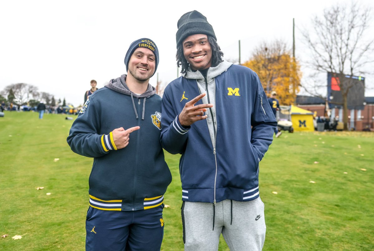 TheWolverineOn3's tweet photo. Connor Stalions x Bryce Underwood 〽️

📸: @isaiahhole https://t.co/5cz7RZmZXN