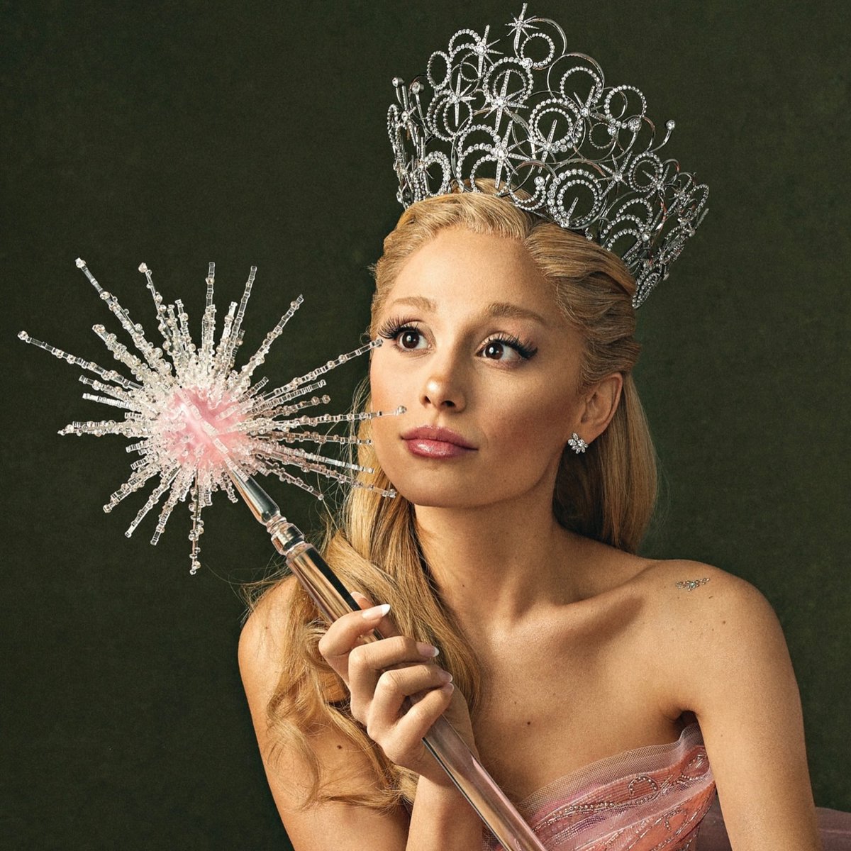 chartdata's tweet photo. Ariana Grande extends her record as the female artist with the most songs with 1 billion streams in Spotify history (19). https://t.co/jl6xhx9BBA