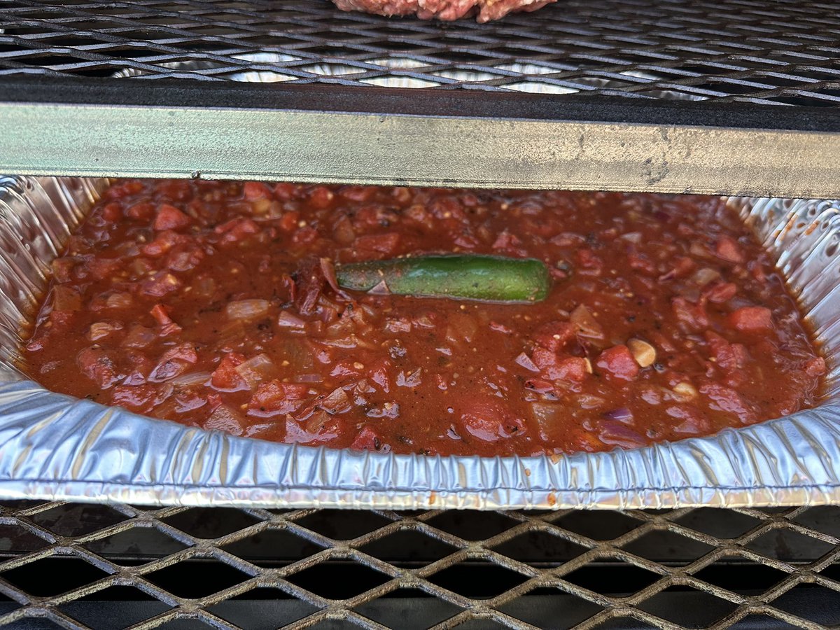 _RodSqwad's tweet photo. Some over the top chili on the smoker on this chilly day! https://t.co/OlVA0bMOfR