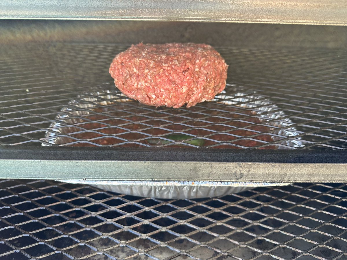 _RodSqwad's tweet photo. Some over the top chili on the smoker on this chilly day! https://t.co/OlVA0bMOfR