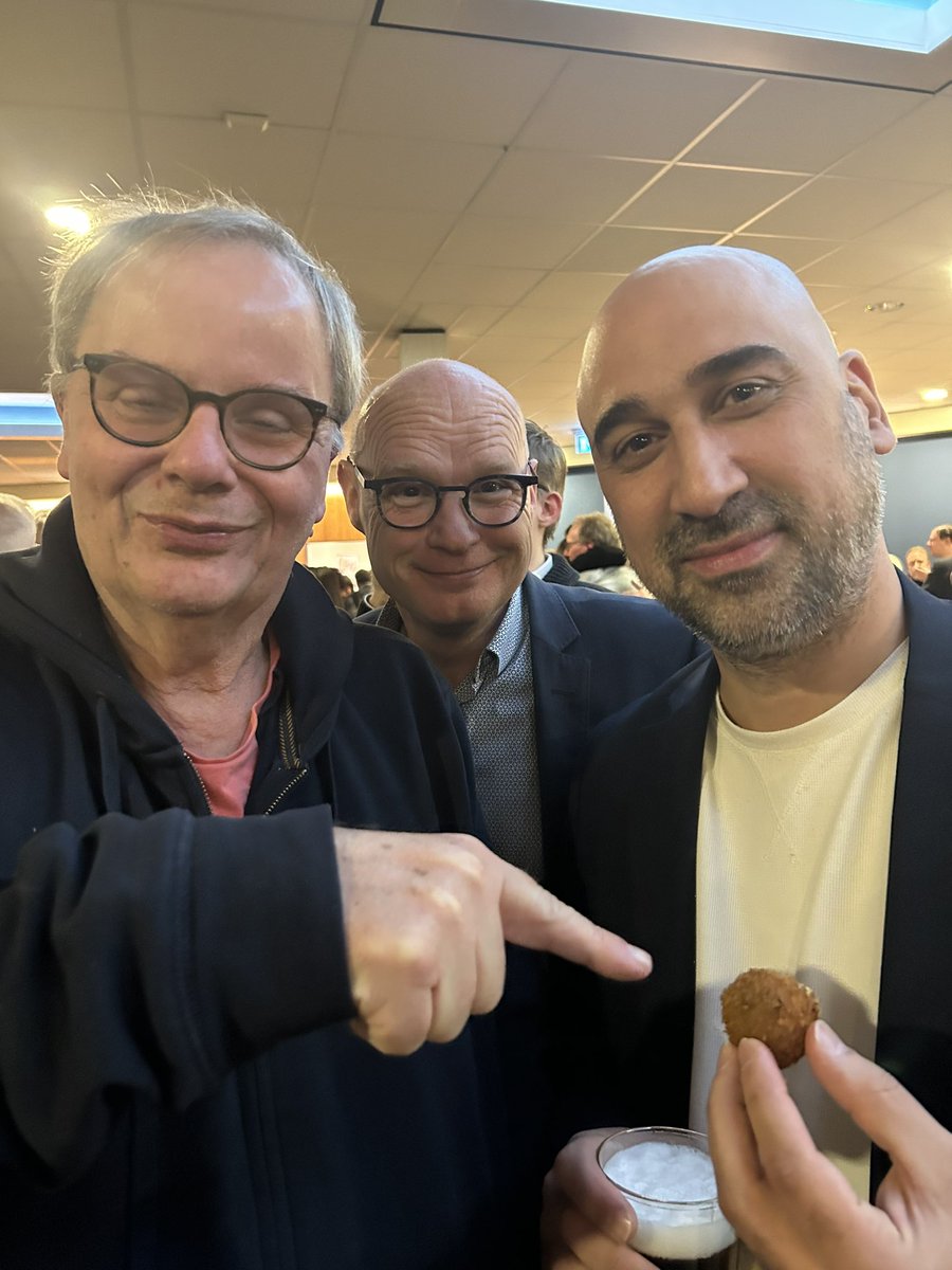 JaapStalenburg's tweet photo. De echte bitterbal met vlees is terug bij de @PvdA Ledenraad. Dankzij een actie van @AlptekinAkdogan in het partijbestuur. @roelof_veldhuis keek toe en zag dat het goed was. We stonden klaar om @ChrisAalberts te ontvangen en de ballen in Zwolle waren prima. https://t.co/GsBWrNnCzZ