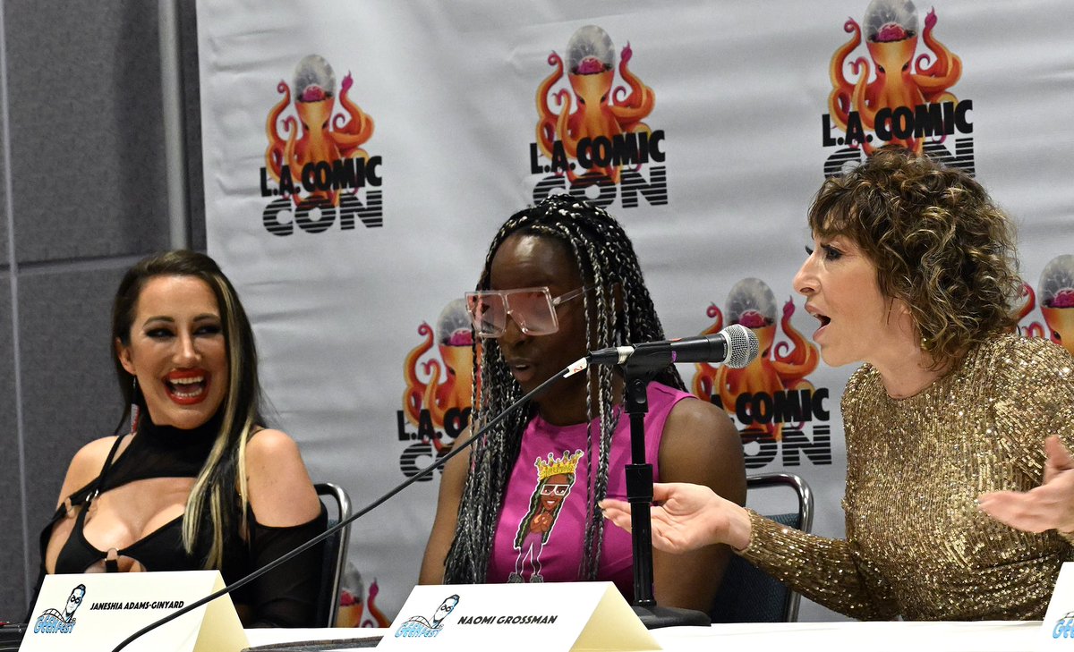 naomiwgrossman's tweet photo. #shoutoutsaturday to #lacomicconβs #geekfest & the full roster of #horrorcons I attended this year. Sad the seasonβs over! Got lots of tricks up my sequined sleeves though, so stay tuned for next year! π« #photosby @albertlortega https://t.co/v4Wla2zThx