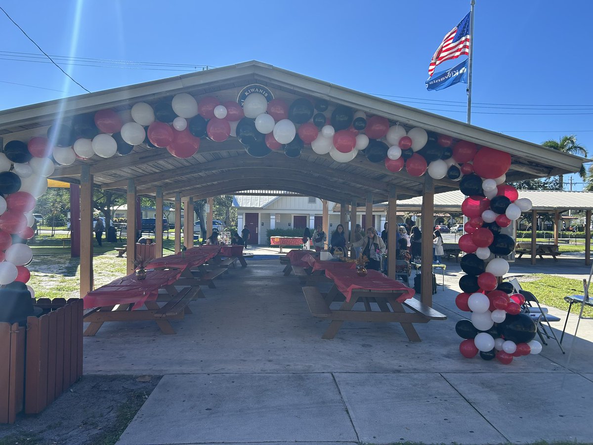 edleader1's tweet image. Enjoying the day celebrating South Fork High School’s Key Club’s 30th year anniversary.  Thank you, Kiwanis for all of your support. Students celebrating literacy. #MCSDBetterTogether