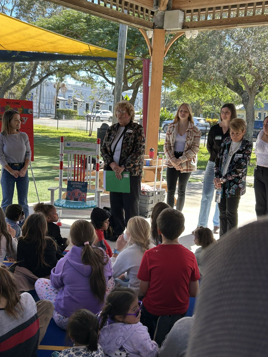 edleader1's tweet image. Enjoying the day celebrating South Fork High School’s Key Club’s 30th year anniversary.  Thank you, Kiwanis for all of your support. Students celebrating literacy. #MCSDBetterTogether