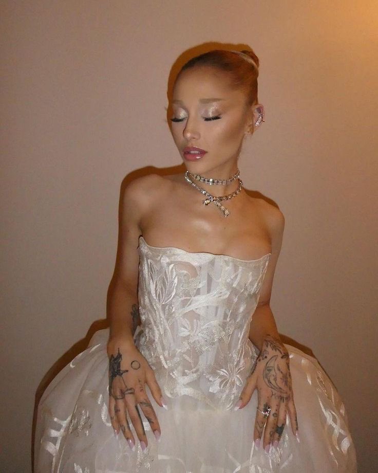 mariellecals's tweet photo. ariana grande, like do I even need to say anything https://t.co/cxZun3pSoL
