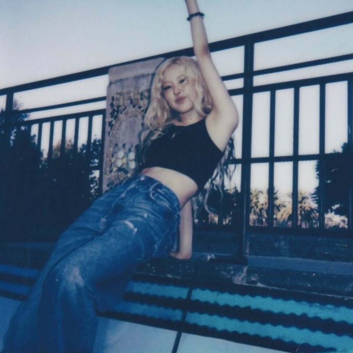 charts_rose's tweet photo. ROSÉ — Spotify debuts (unfiltered):

#1. “APT.” — 8,548,054
#2. “On The Ground” — 4,645,489
#3. “number one girl” — 4,082,045 (NEW)
#4. “Gone” — 4,016,202

— She’s the Korean female soloist with the most songs debuting with over +4M plays on the platform. https://t.co/lWQFf3siAc