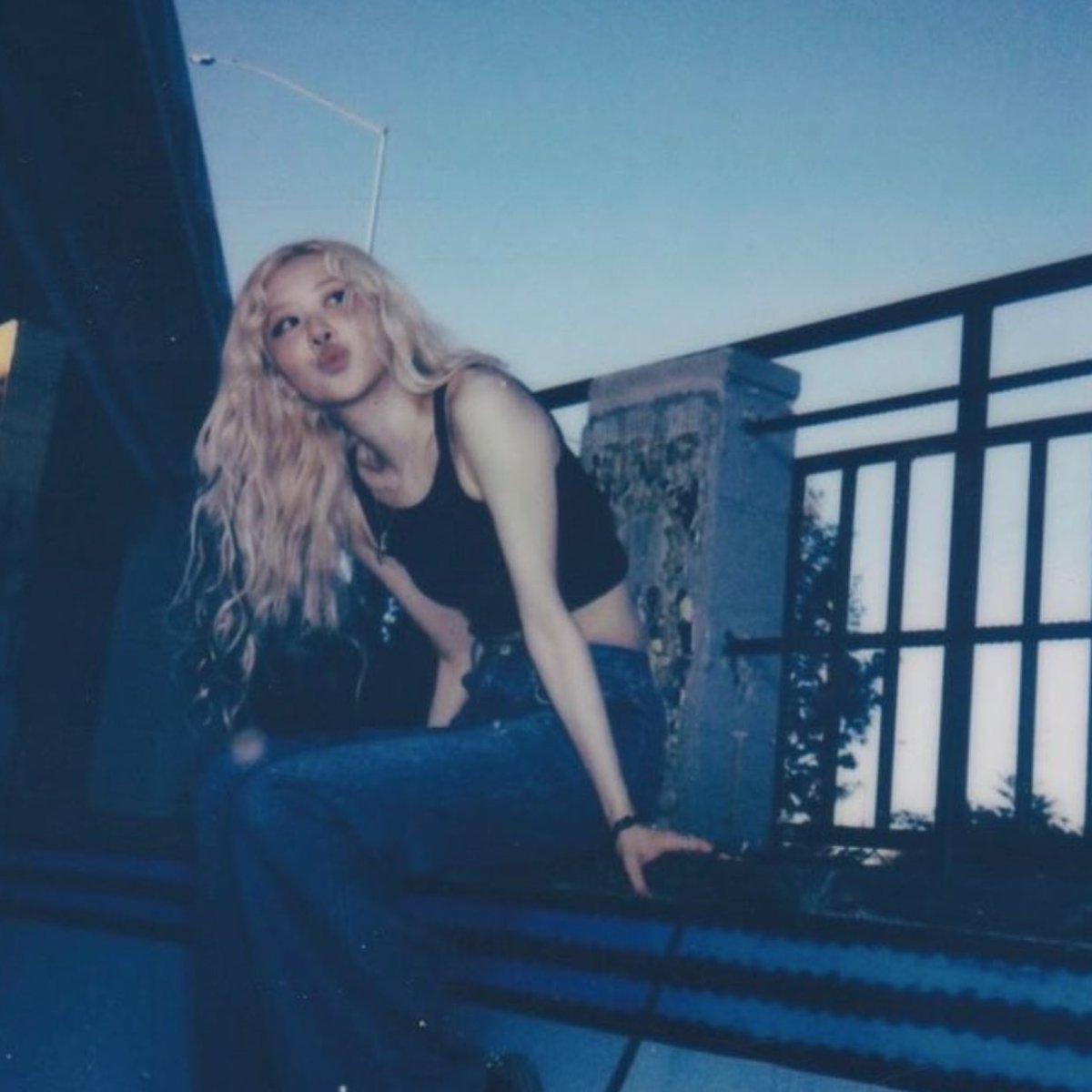 charts_rose's tweet photo. ROSÉ — Spotify debuts (unfiltered):

#1. “APT.” — 8,548,054
#2. “On The Ground” — 4,645,489
#3. “number one girl” — 4,082,045 (NEW)
#4. “Gone” — 4,016,202

— She’s the Korean female soloist with the most songs debuting with over +4M plays on the platform. https://t.co/lWQFf3siAc