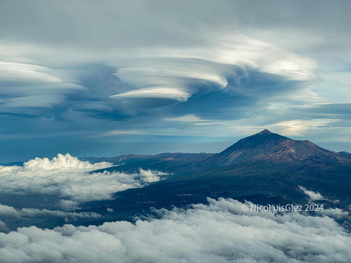 ☁️ Espectáculo nuboso en las cumbres de Tenerife.

💨 El fuerte viento en altura está generando Altocumulus lenticularis a sotavento del viento del SW, sobre la Dorsal de La Esperanza.

📸 NicoLuisGlez