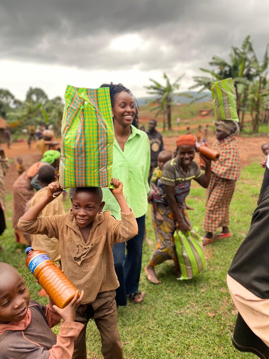 GwsTrend's tweet photo. 🤗With Miss Queen Ngoma, indigenous families experience their joy several times. It was on Thursday that Anthia Khélia, the crowned, was able to make a donation worth more than 2 million by the Turel organization. https://t.co/uaLIxTDiSW
