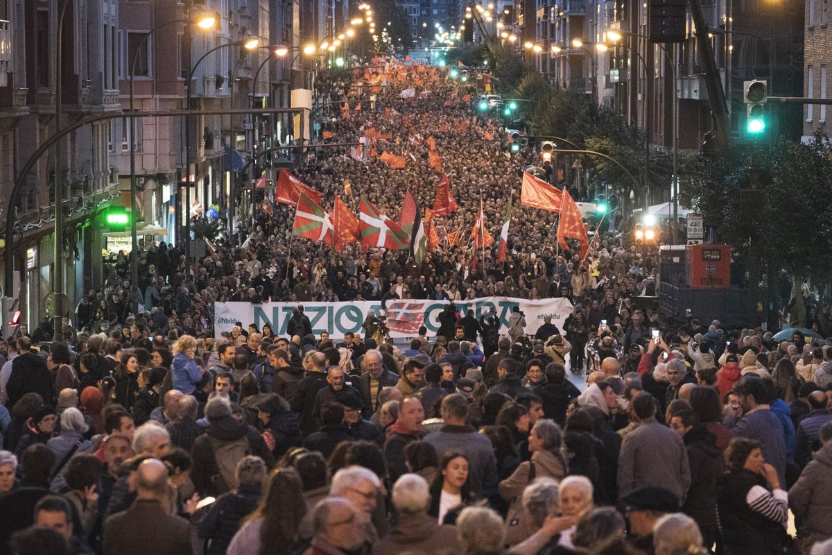 EH Bilduk Bilboko Autonomia kalea lepo bete du euskal nazioa aldarrikatzeko.

EH Bildu llena la calle Autonomía de Bilbo para reivindicar la nación vasca.

#NazioaGara ✊