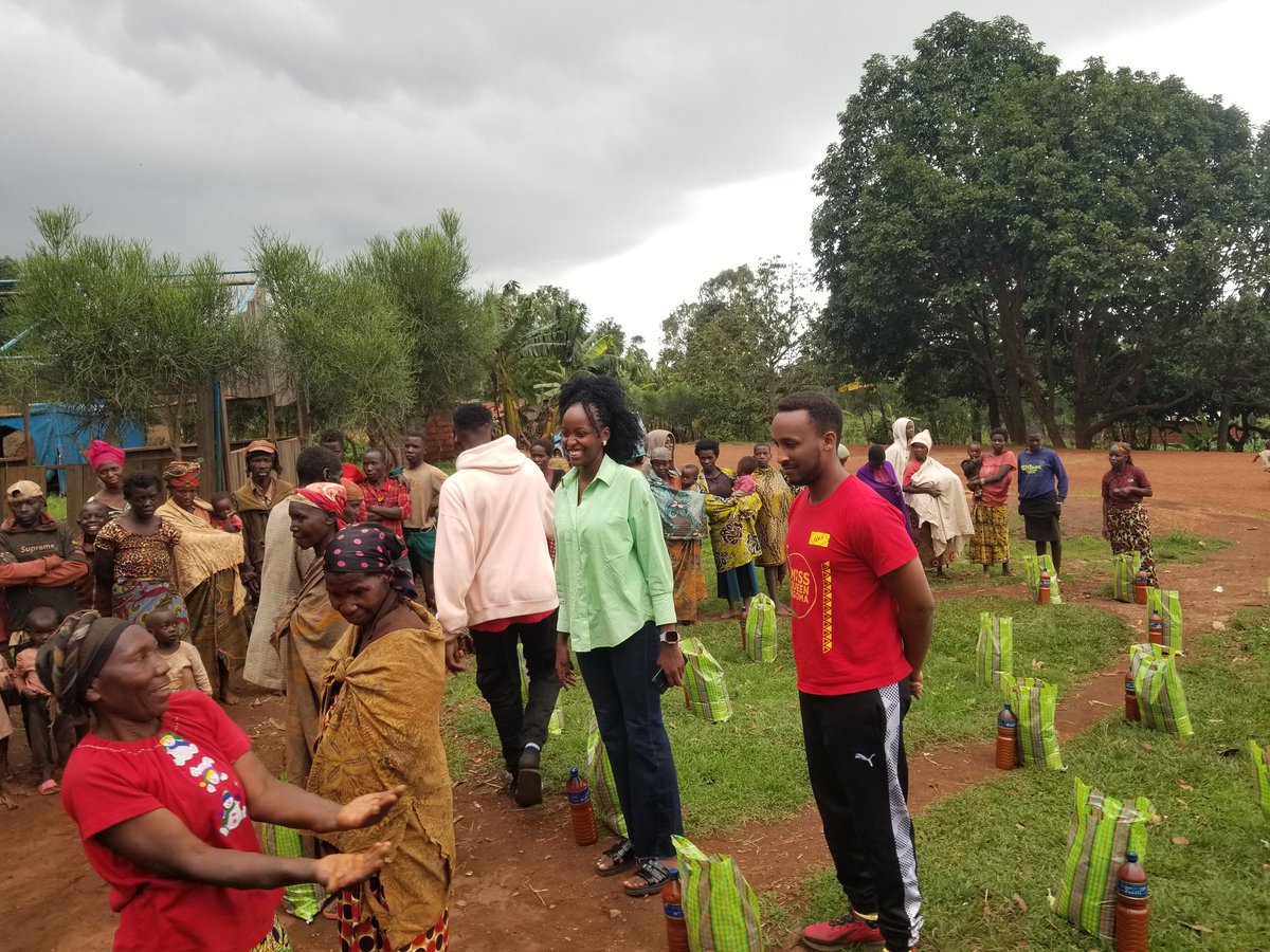 GwsTrend's tweet photo. This donation consisting of bags containing rice, beans, soap, flour and palm oil was given to 40 families on Zege hill where Miss exercises her project program "Umuryango Mwiza" this same organization promised to continue its support for the projects included in the program. https://t.co/Ixafyp0Tlh