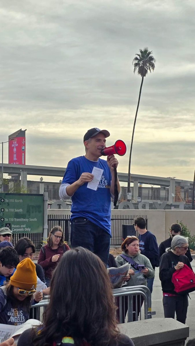 ByClaytonDavis's tweet photo. Doing my very first THE GREAT LOS ANGELES WALK with my family. My partner-in-crime and founder, Michael Schneider, is doing his thing and getting everyone pumped to walk many miles.
See you on the road.
#GLAW @variety @frankl https://t.co/5GrxUqCmG8