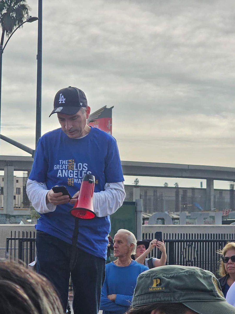 ByClaytonDavis's tweet photo. Doing my very first THE GREAT LOS ANGELES WALK with my family. My partner-in-crime and founder, Michael Schneider, is doing his thing and getting everyone pumped to walk many miles.
See you on the road.
#GLAW @variety @frankl https://t.co/5GrxUqCmG8