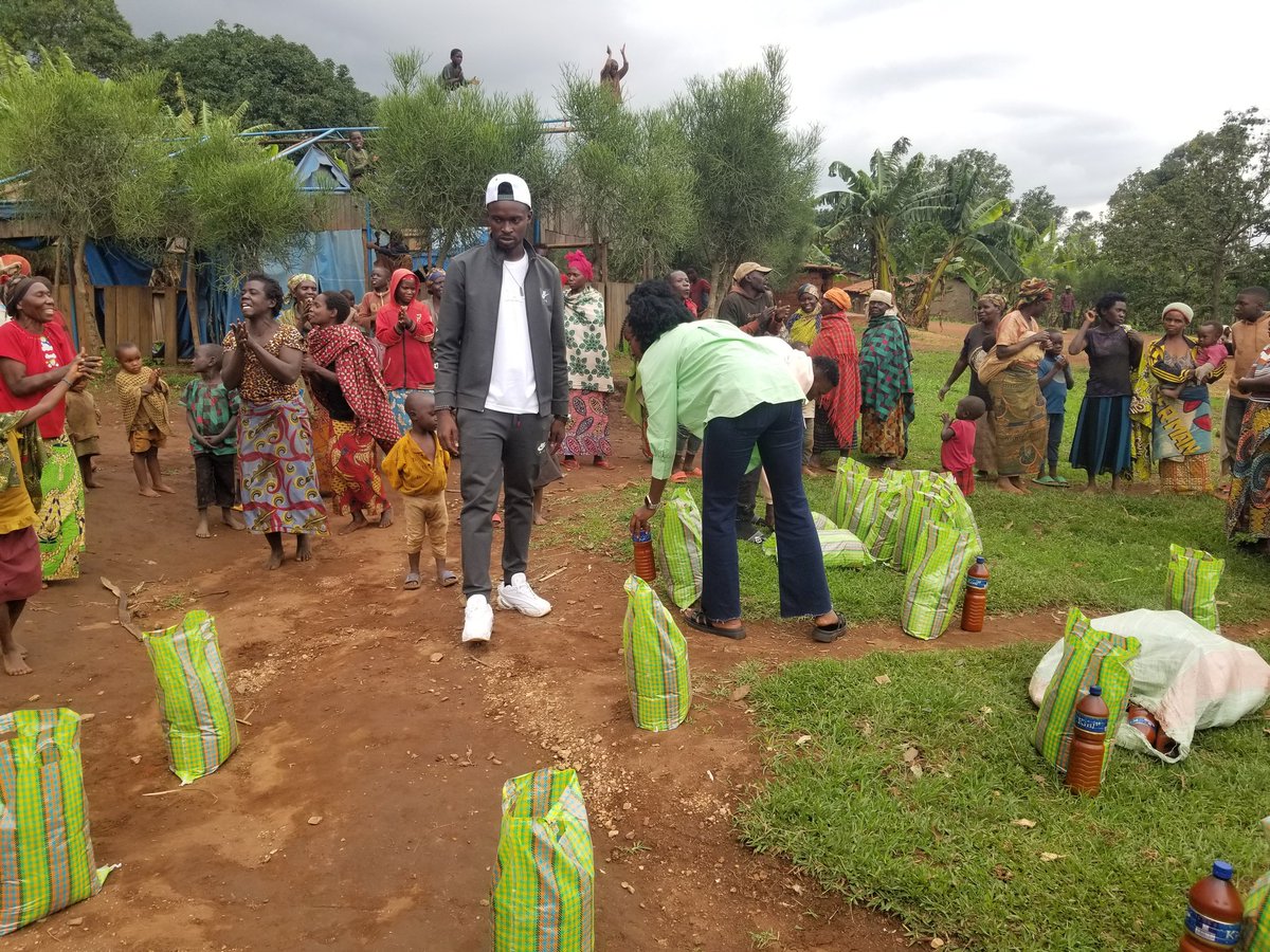 GwsTrend's tweet photo. This donation consisting of bags containing rice, beans, soap, flour and palm oil was given to 40 families on Zege hill where Miss exercises her project program "Umuryango Mwiza" this same organization promised to continue its support for the projects included in the program. https://t.co/Ixafyp0Tlh