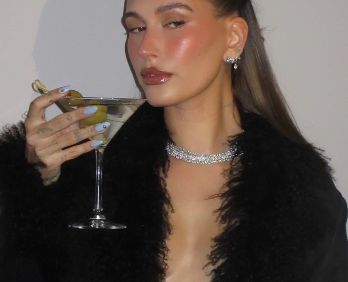 pretty, clear skin, a loving husband, lots of $$$ and supportive friends -I want to be her when i’m 28