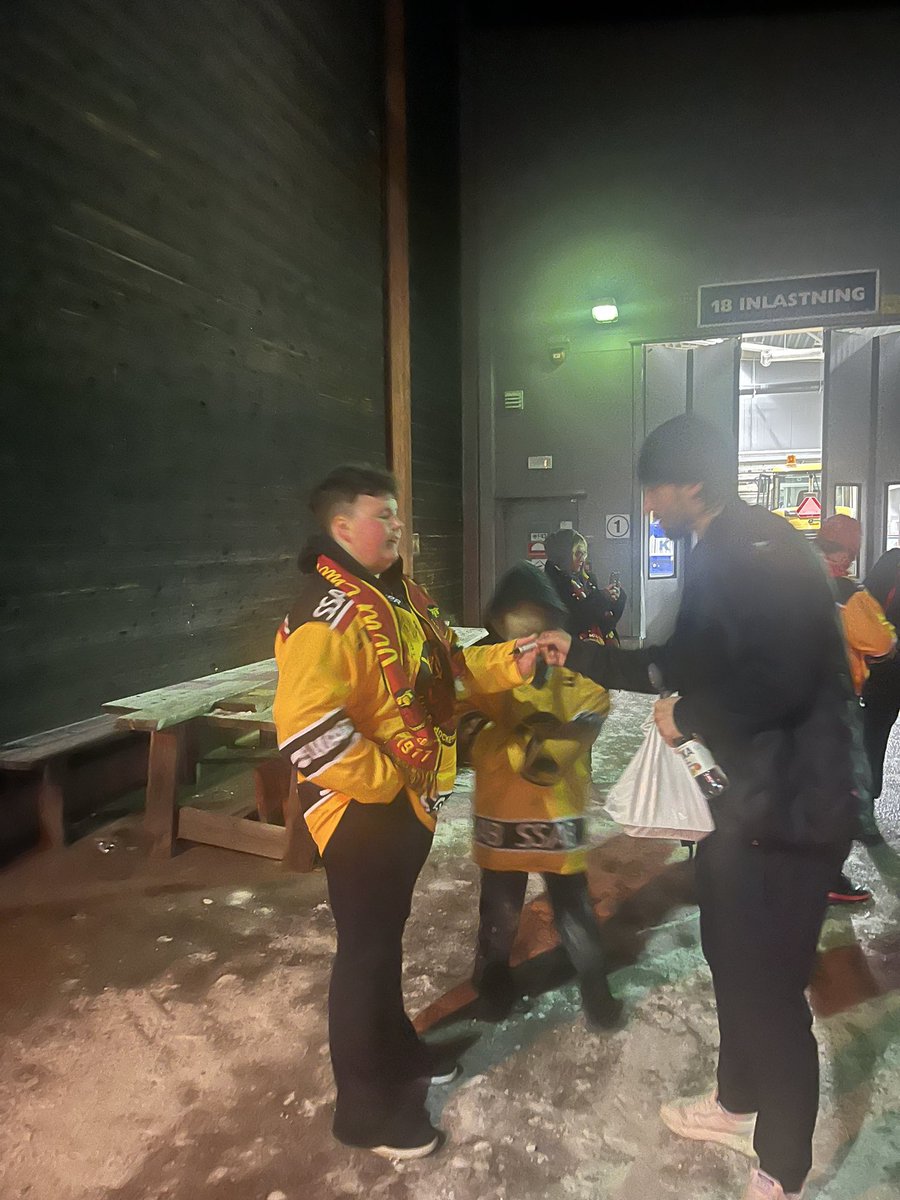 Matchen var inte bra från vår sida . Men man blir varm när man möter en super kille o fan på utsidan som delar ut klistermärken med texten. Jag är emot mobbning är du det . Grymt intiativ av han