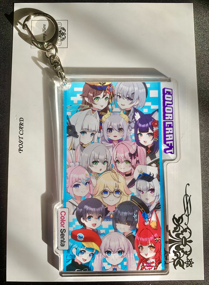 Comrade_Karin's tweet photo. #ColorCraft グッズ届いた！
サイズ感わかるかと思ってポストカードの上に置いてみたんだけどどうかな〜？
アクキー結構大きくてめっちゃ可愛い😍

Llegó la mercancía de #ColorCraft !
La coloqué en una postal para ver el tamaño. 
llavero es grande y súper linda 😍 https://t.co/BxOYAu4dZE