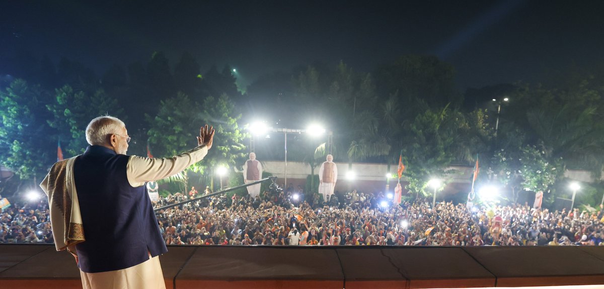 AmitShah's tweet photo. मोदी जी के नेतृत्व में NDA गठबंधन विश्वास का प्रतीक बना है।

महाराष्ट्र की प्रचंड विजय पर भाजपा मुख्यालय में कार्यकर्ताओं ने प्रधानमंत्री श्री @narendramodi जी का भव्य स्वागत और अभिवादन किया। https://t.co/nY1oeOgu7T