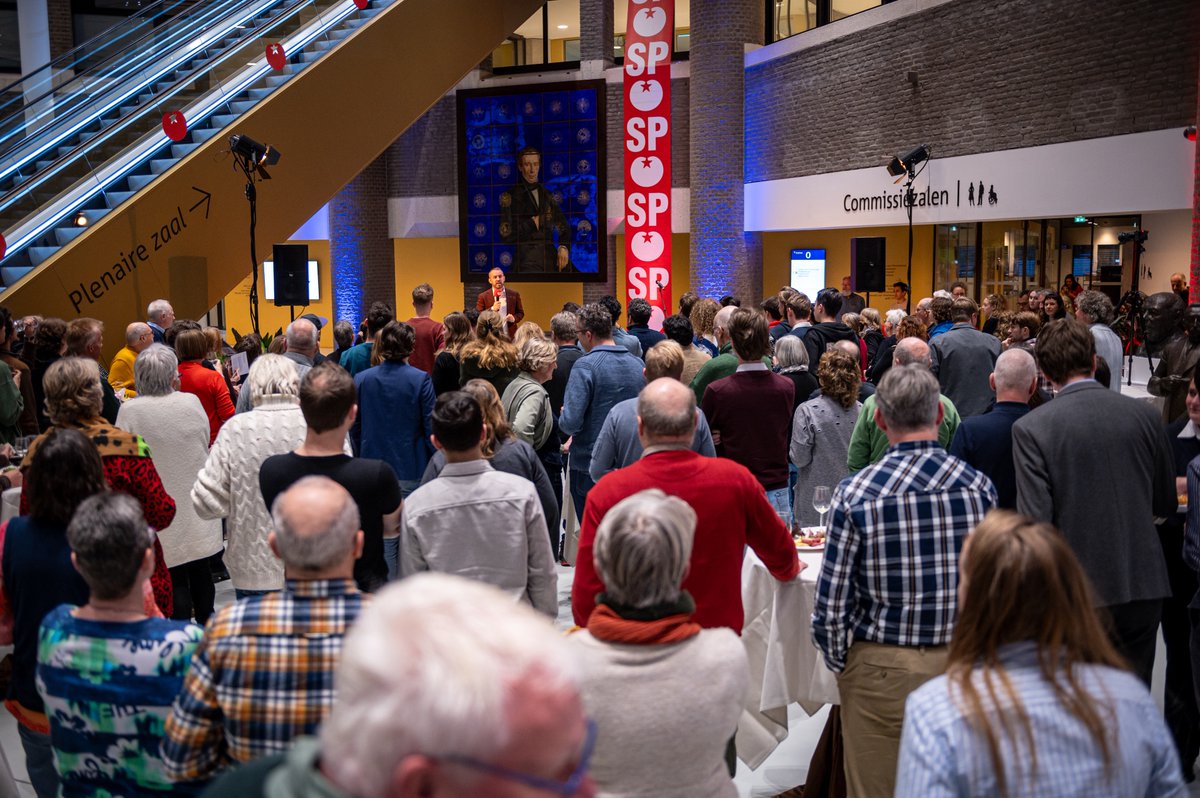 Hier kan ik wel aan wennen. Een Tweede Kamer vol nieuwe SP-leden.

Honderden SP'ers ontmoetten elkaar om kennis te maken met elkaar en onze partij.

De steun voor ons alternatief voor dit crisiskabinet groeit.