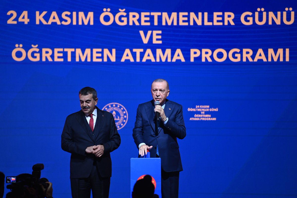 Akparti's tweet photo. Cumhurbaşkanımız Recep Tayyip Erdoğan, 24 Kasım Öğretmenler Günü ve Öğretmen Atama Programı'na katıldı. https://t.co/haJbLfWChx