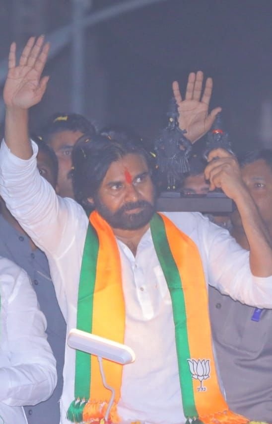 UttarandhraNow's tweet photo. డిప్యూటీ సీఎం పవన్ కళ్యాణ్ గారు, నేషనల్ ఫేమ్ డాలి చాయి వాలా గారు ప్రచారం చేసిన అన్నీ స్థానాలలో బీజేపీ ఘన విజయం.
#PawanKalyan #DollyChaiwala #BJP #MaharashtraElections #UANow https://t.co/Wj8BB24bkb