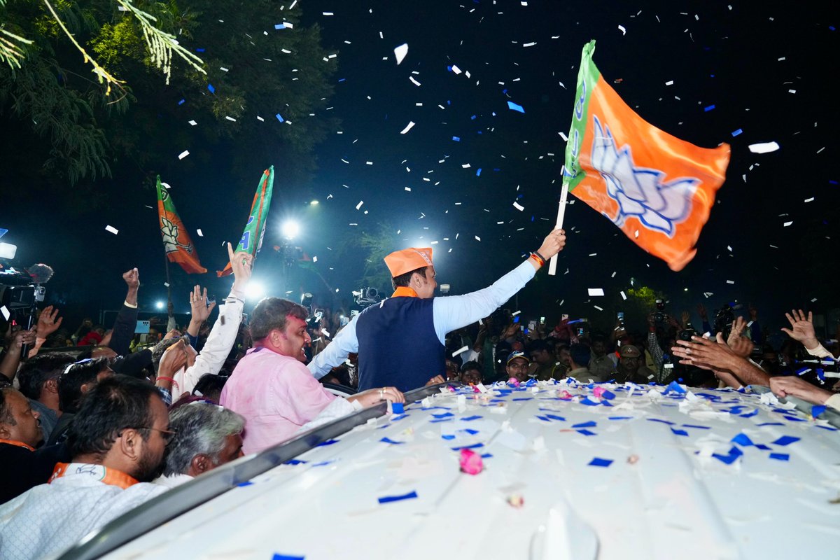 Dev_Fadnavis's tweet photo. 🕣 8.30pm | 23-11-2024📍Nagpur | रा. ८.३० वा. | २३-११-२०२४📍नागपूर.

🪷Vibrant celebrations outside the counting office, filled with energy and enthusiasm! Only our dedicated Karyakartas made it all possible !
🪷मतमोजणी कार्यालयाबाहेर ऊर्जा आणि उत्साहाने भरलेल्या उत्सवाच्या वातावरणाची अनुभूती घेतली आणि या भव्य विजयाचे मानकरी असणार्‍या समर्पित कार्यकर्त्यांची भेट घेतली...

#Maharashtra #MaharashtraElection2024 #MahaYutiWins #मोदी_है_तो_सेफ_है