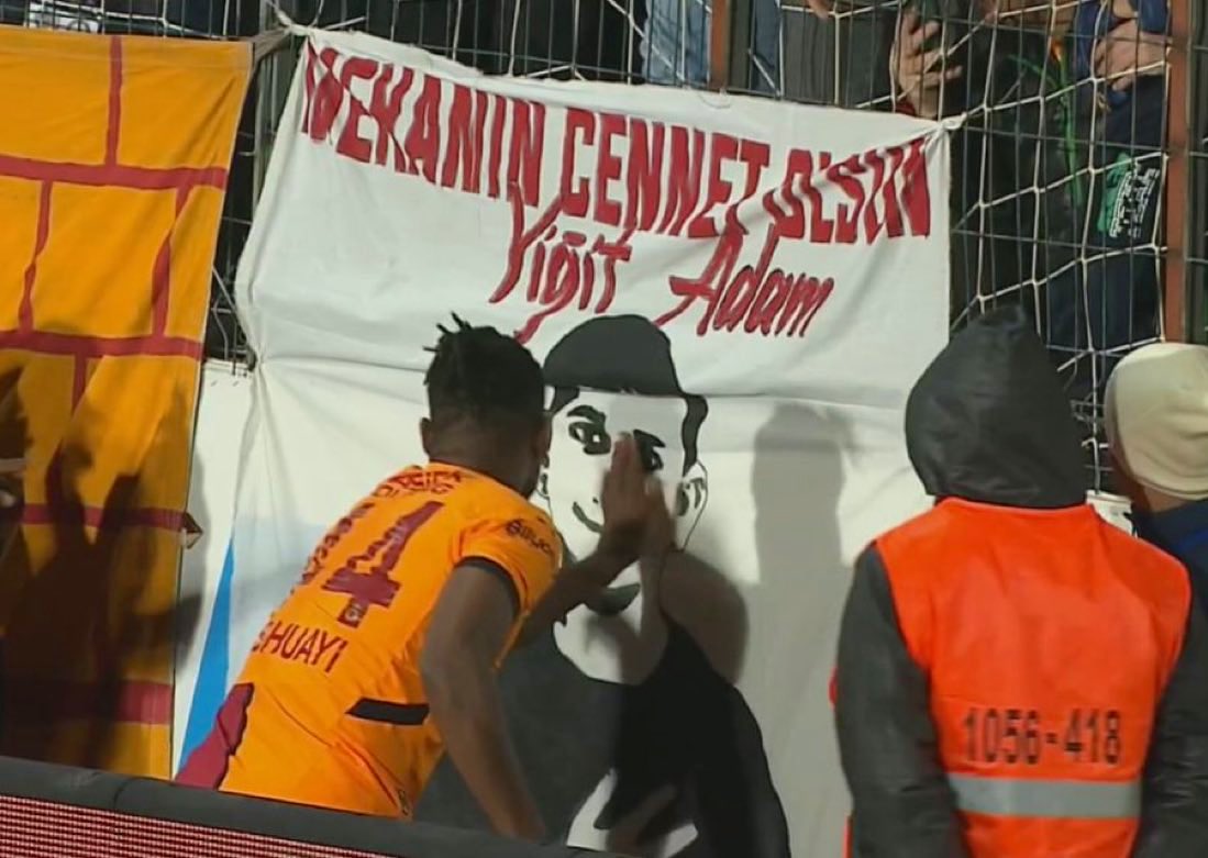 ultrAslan's tweet photo. Huzur içinde uyu Aslan Parçası Yiğit!

Michy Batshuayi 🙏🏻 Victor Osimhen https://t.co/4Xudj4b0nL