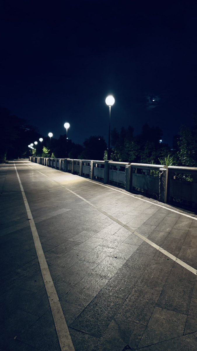 揭阳江边看看有没她喜欢的男孩子，听说本地大哥都喜欢来这玩